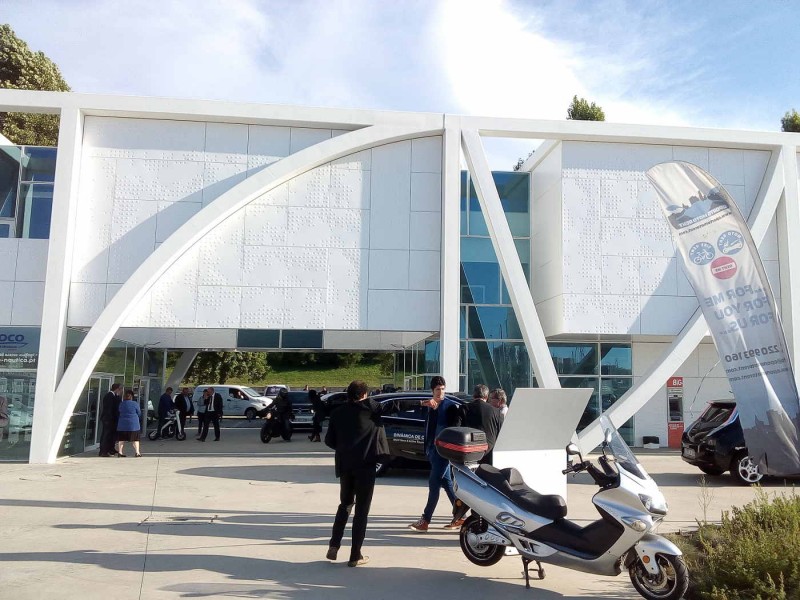 VE Marina Gaia.jpg (144.07 KiB) Visto 11499 vezes bastantes 4 rodas... até Tesla. 2 rodas só vi 2